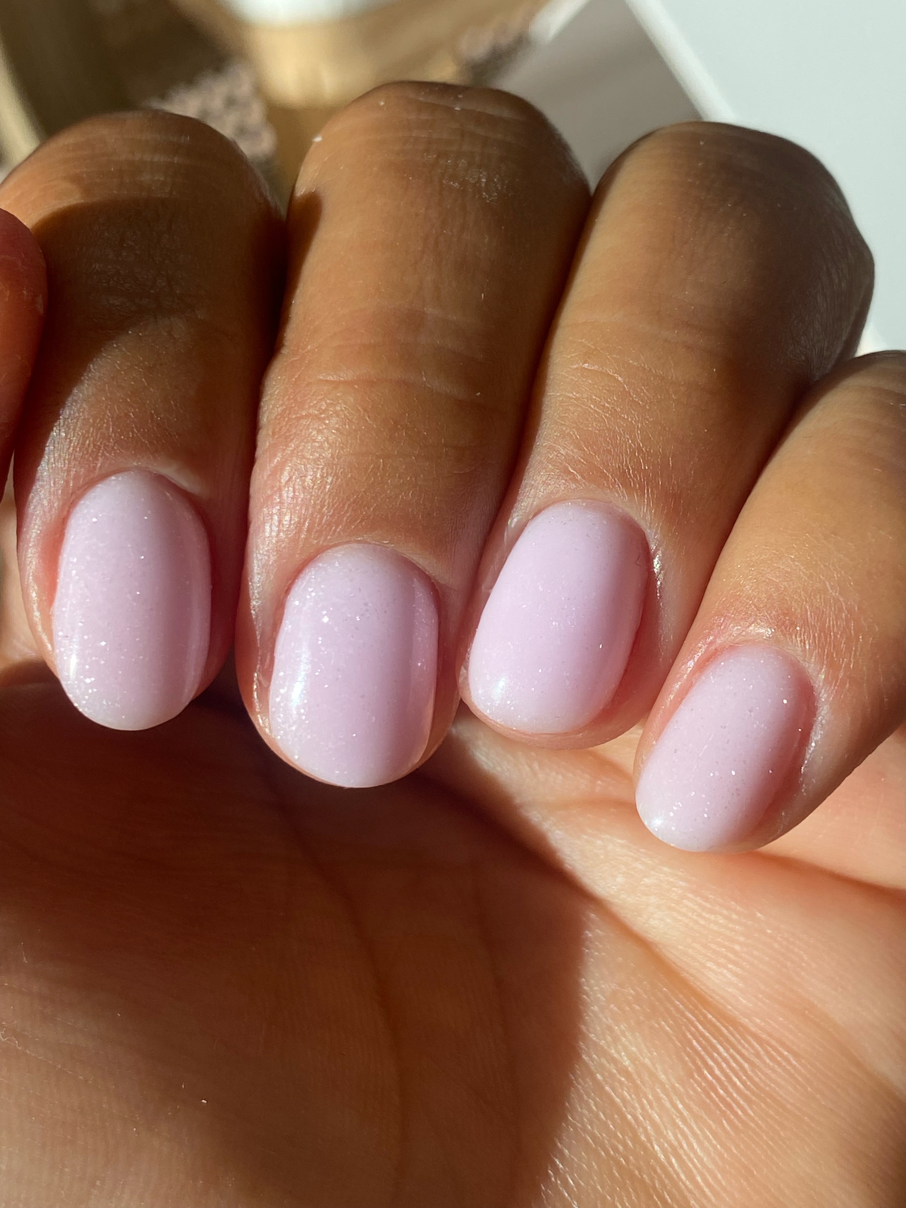 Manicura rusa +Nivelación (BIAB ,RUBER) uñas cortas sobre sale un poco.